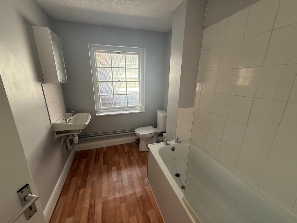 Lot: 119 - ONE-BEDROOM FLAT FOR REFURBISHMENT - Bathroom with WC
